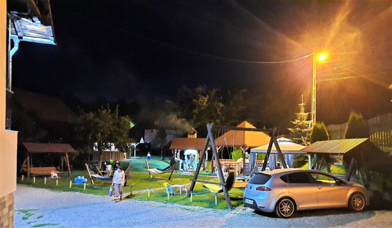 Pensiunea Sarah Bran บราน ภายนอก รูปภาพ